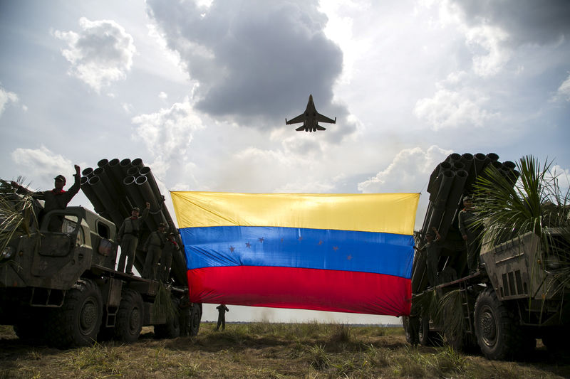 © Reuters. FILE PHOTO: A Russian-made Sukhoi Su-30MKV fighter jet of the Venezuelan Air Force flies over a Venezuelan flag tied to missile launchers, during the "Escudo Soberano 2015" (Sovereign Shield 2015) military exercise in San Carlos del Meta in the state of Ap