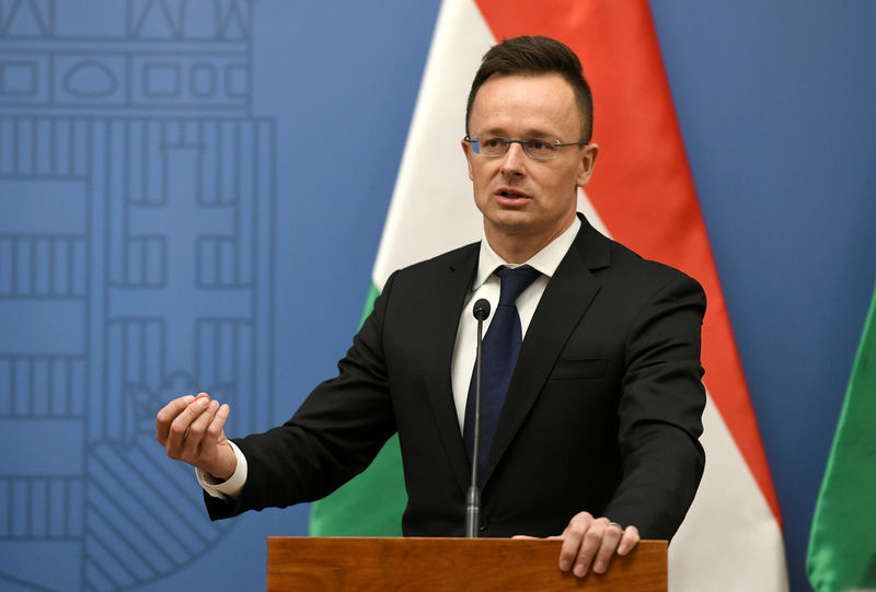 © Reuters. FILE PHOTO: Hungarian Foreign Minister Szijjarto attends a news conference with U.S. Secretary of State Pompeo in Budapest.