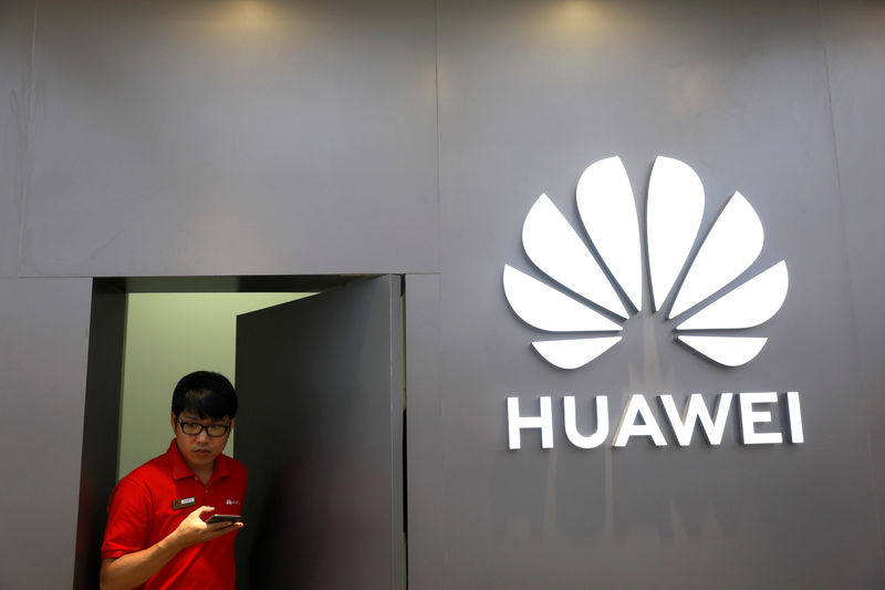 © Reuters. Un empleado utiliza su móvil mientras trabaja en una tienda de Huawei en Bangkok. Mayo 23, 2019. REUTERS/Soe Zeya Tun