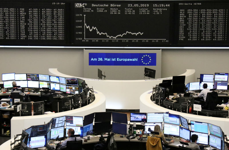 © Reuters. خليط من مخاوف التجارة وبيانات ضعيفة وبريكست يضرب الأسهم الأوروبية