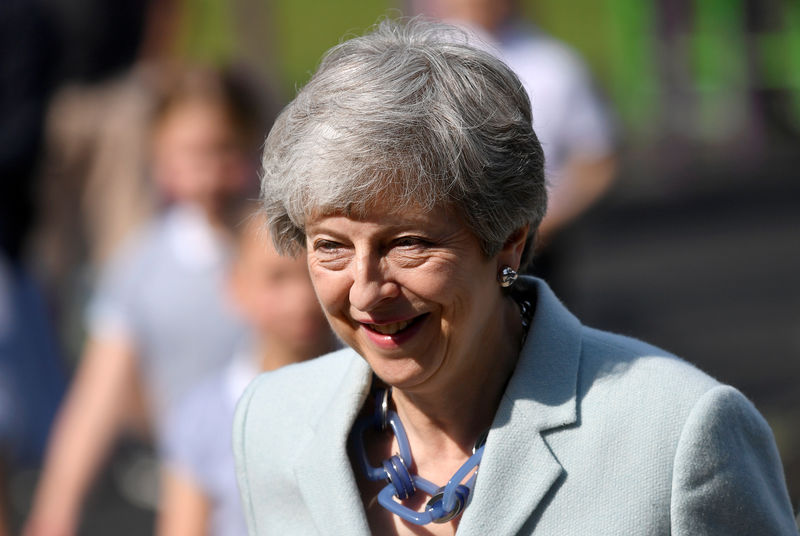 © Reuters. Premiê britânica, Theresa May, chega para votar na eleição para o Parlamento Europeu, em Sonning