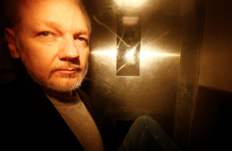 © Reuters. WikiLeaks founder Julian Assange leaves Southwark Crown Court after being sentenced in London