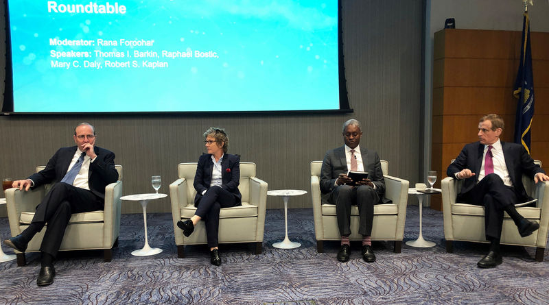 © Reuters. Richmond Fed President Thomas Barkin, San Francisco Fed President Mary Daly, Atlanta Fed President Raphael Bostic and Dallas Fed President Robert Kaplan sit together at the final session of a Dallas Fed conference on technology in Dallas