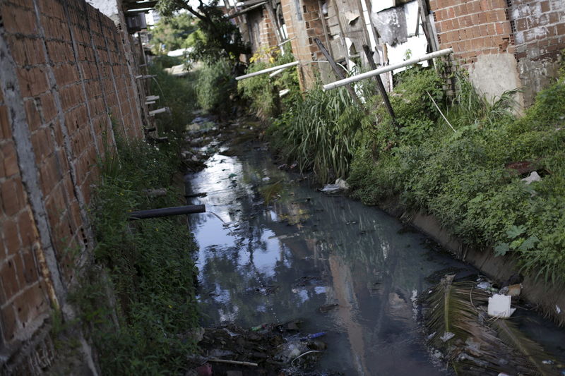 © Reuters. Canos de esgoto e de água em canal no Recife