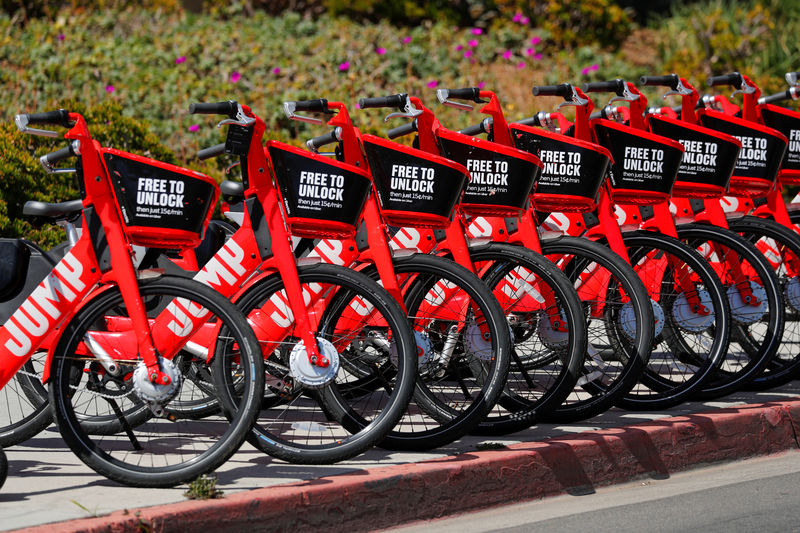© Reuters. Uber "JUMP" bikes are shown along a sidewalk in downtown San Diego, California