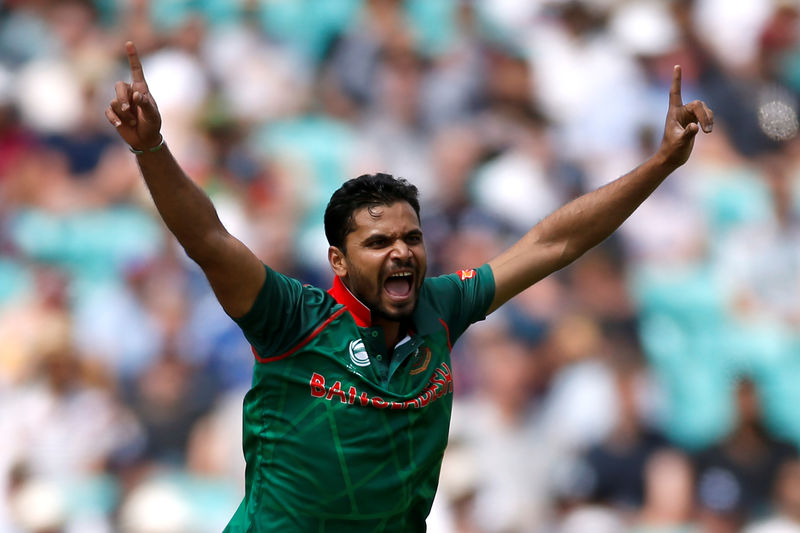 © Reuters. Bangladesh's Mashrafe Mortaza celebrates the wicket of England's Jason Roy