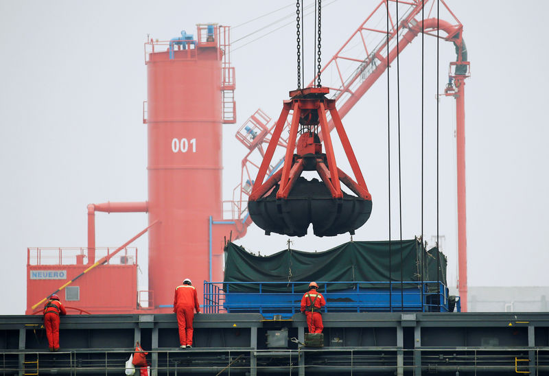 © Reuters. Coal is loaded into a bulk carrier at Qingdao Port Shandong province