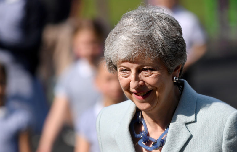 © Reuters. La primera ministra de Reino Unido, Theresa May, llega a la votación de las elecciones al Parlamento Europeo, que se celebran a pesar de la incertidumbre sobre el Brexit