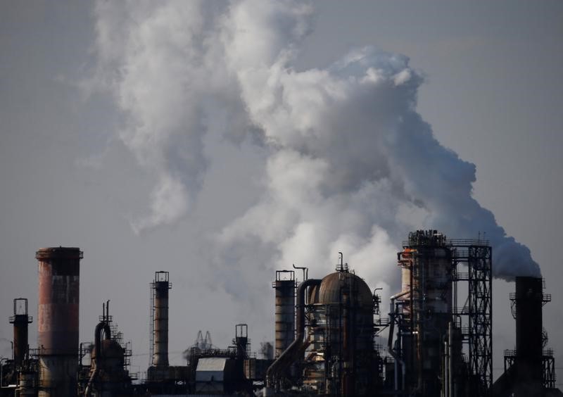 © Reuters. Steam is emitted from factories at Keihin industrial zone in Kawasaki