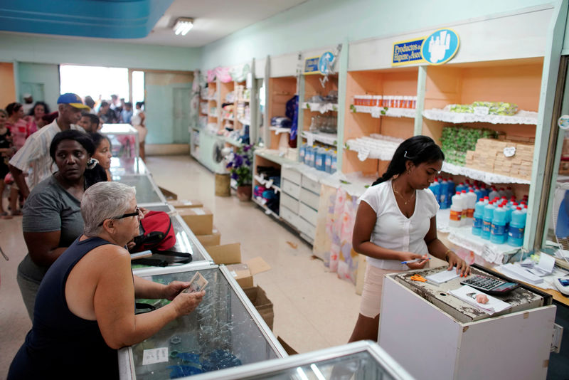 © Reuters. People buy goods in a state store in downtown Havana