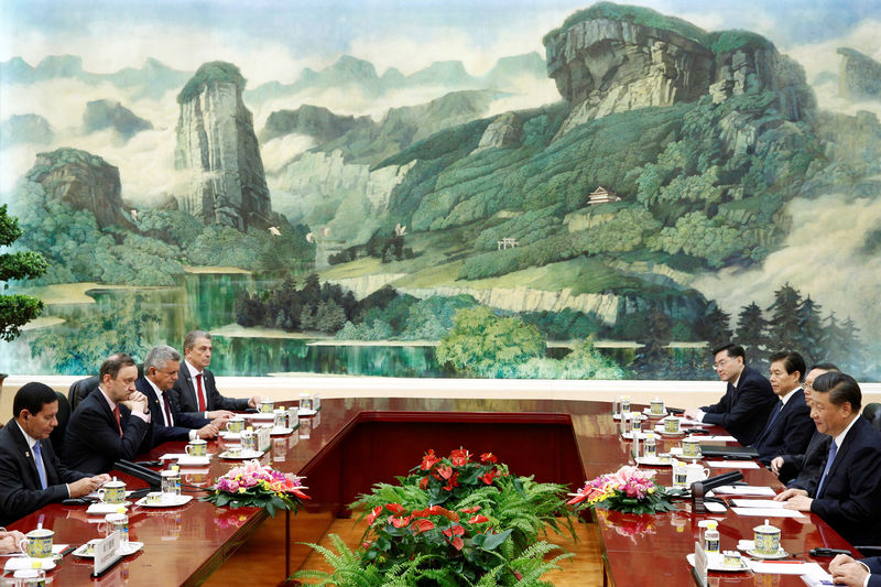 © Reuters. Vice-presidente Hamilton Mourão e presidente da China, Xi Jinping, durante reunião no Grande Salão do Povo, em Pequim