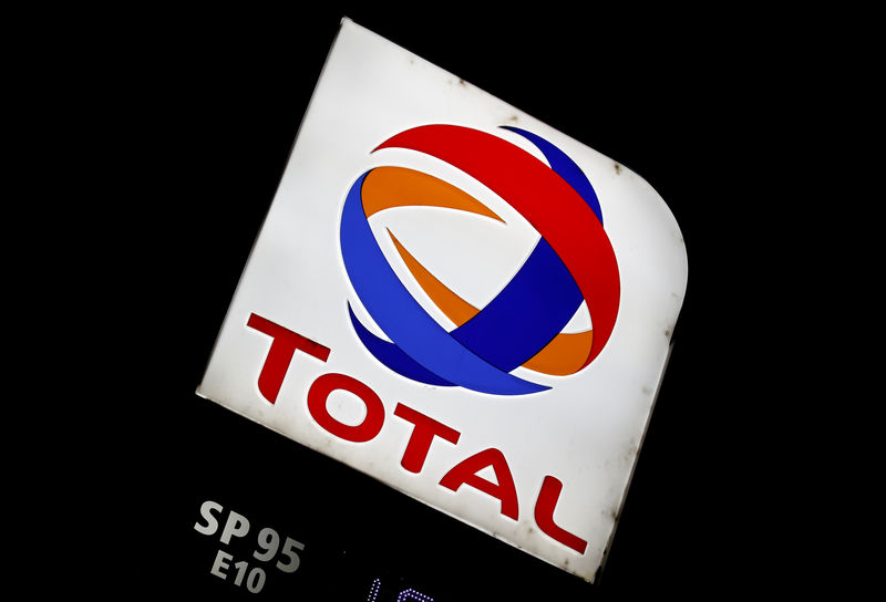 © Reuters. Логотип французского нефтяного концерна Total на заправке около Бордо