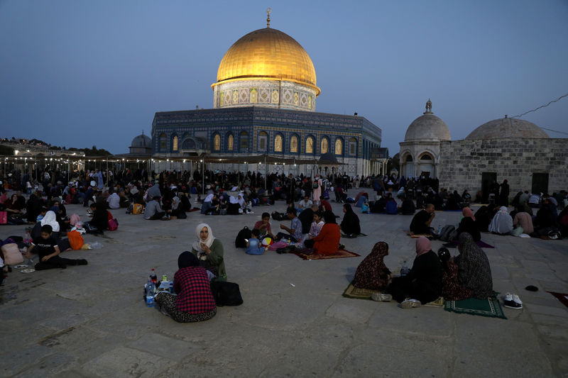 © Reuters. عدد المصلين بالأقصى في ثالث جمعة من رمضان يهبط للنصف لشدة الحرارة