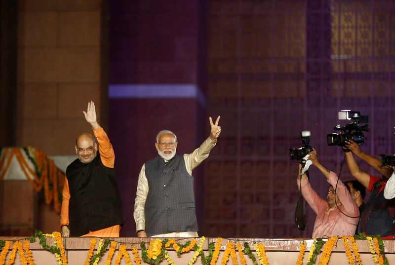 © Reuters. BJP President Amit Shah and Indian Prime Minister Narendra Modi gesture after the election results in New Delhi