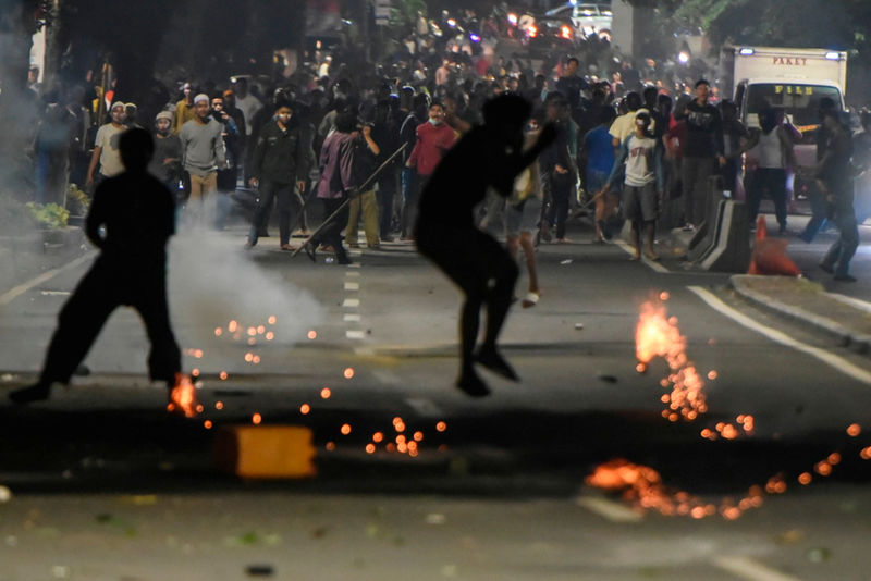 © Reuters. Manifestantes e polícia entram em choque no centro de Jacarta