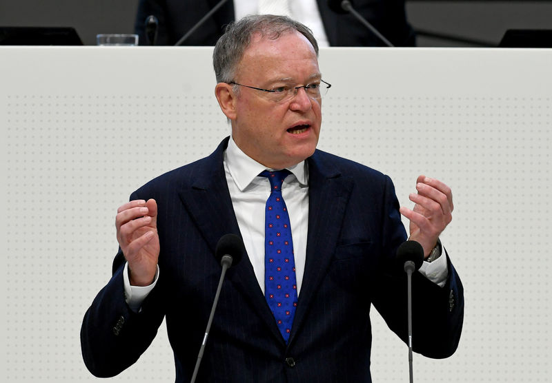© Reuters. The reelected Lower Saxony Prime Minister Stephan Weil (SPD) delivers a speech at the state parliament in Hanover
