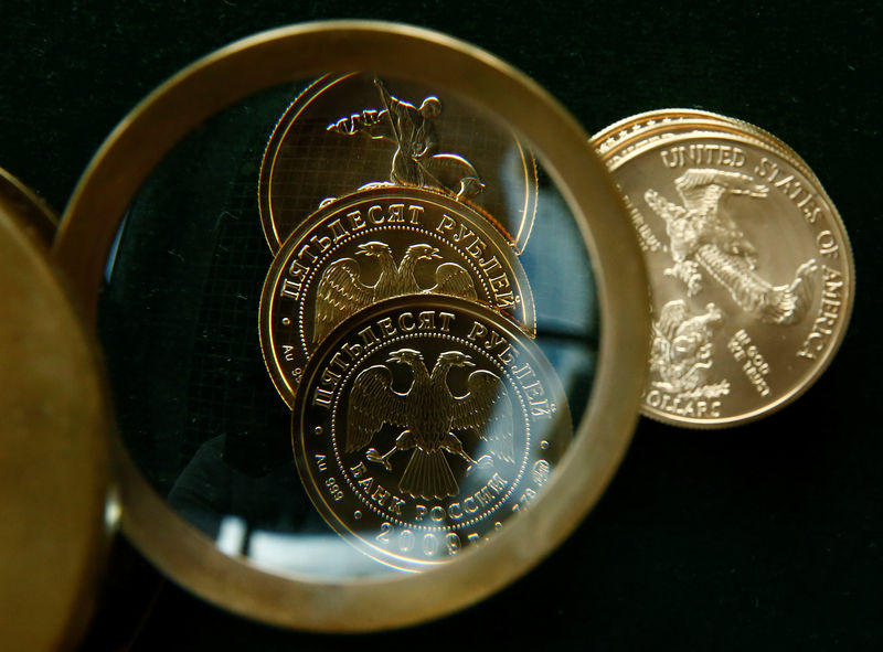 © Reuters. Золотые долларовые и рублевые монеты