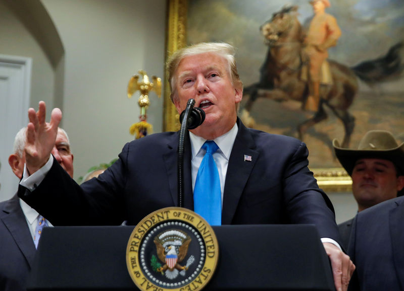 © Reuters. U.S. President Trump speaks to reporters during farmers event at the White House in Washington