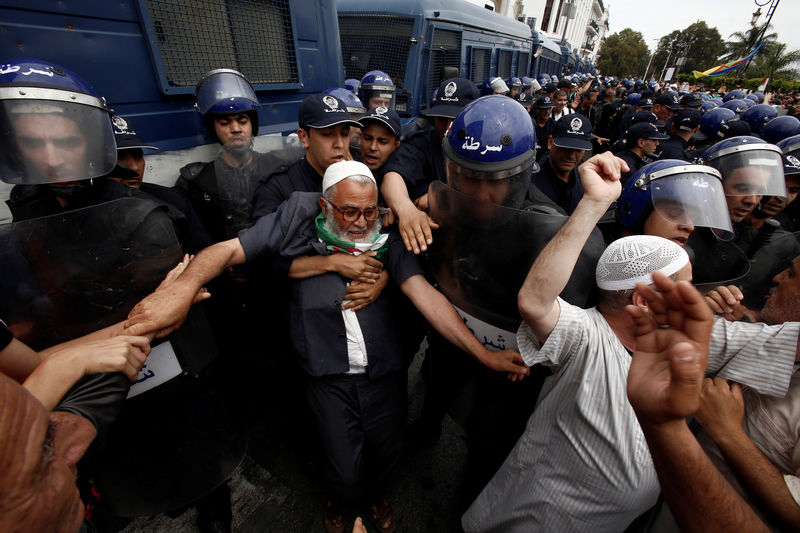 © Reuters. آلاف الجزائريين يتظاهرون مطالبين بتأجيل انتخابات الرئاسة وإزاحة النخبة الحاكمة