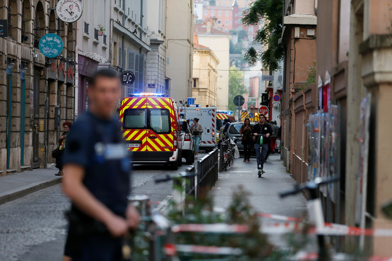 © Reuters. Viaturas dos bombeiros e ambulâncias perto de local onde bomba teria explodido em Lyon, na França