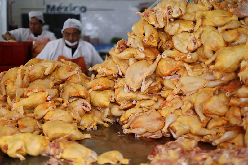© Reuters. FILE PHOTO:  Butchers cut up chickens in a butcher shop in downtown Mexico City