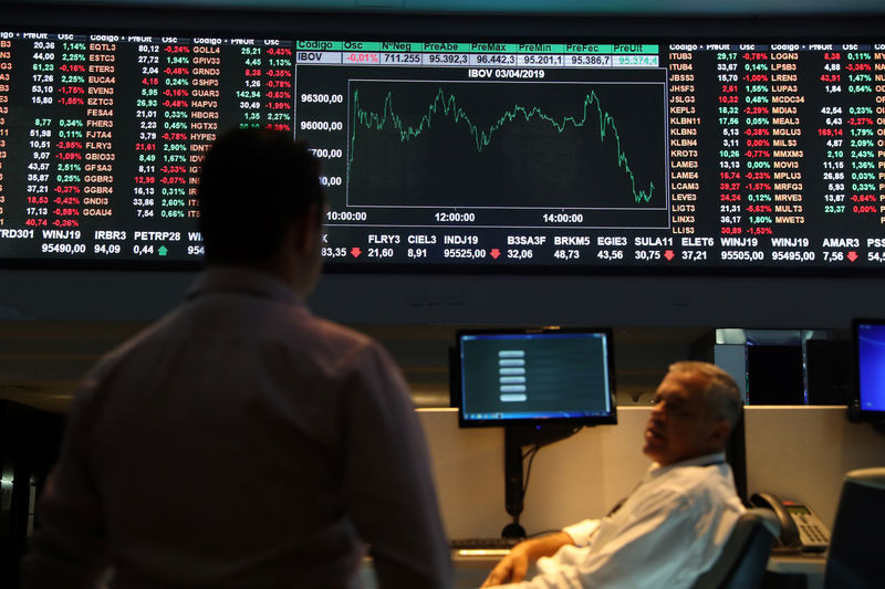 © Reuters. Pessoas olham gráfico da bolsa de valores na B3, em São Paulo