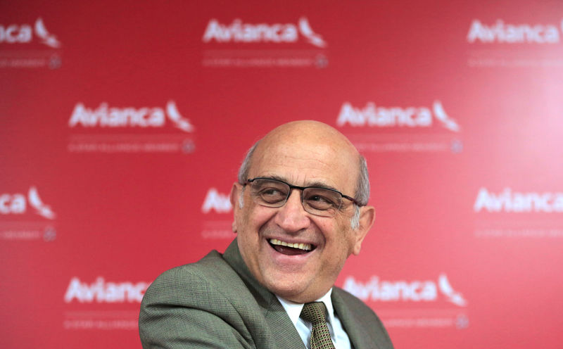 © Reuters. FILE PHOTO: Avianca airline owner German Efromovich during a news conference in Bogota