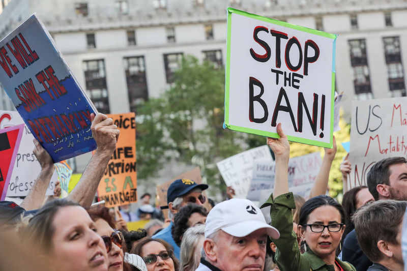 © Reuters. FILE PHOTO:  Abortion-rights campaigners attend a rally in New York