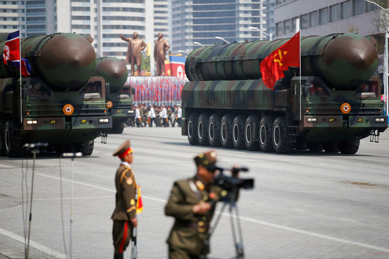 © Reuters. Mísseis balísticos intercontinentais são exibidos durante desfile militar na Coreia do Norte
