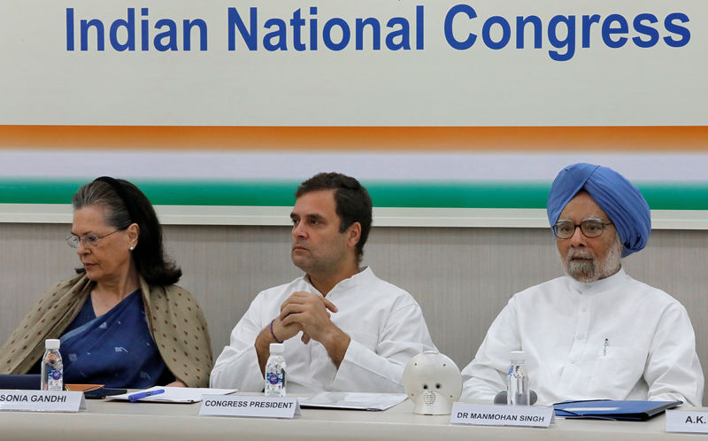 © Reuters. Rahul Gandhi, President of Congress party, his mother and leader of the party Sonia Gandhi and India's former Prime Minister Manmohan Singh attend a CWC meeting in New Delhi