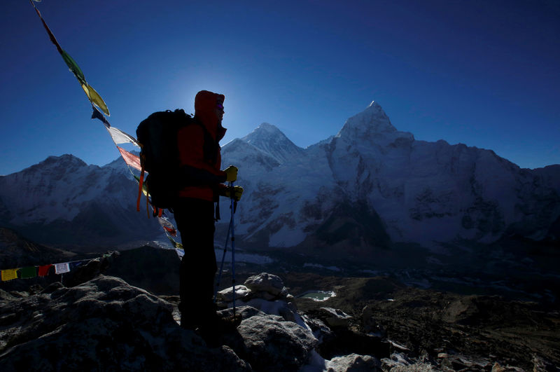 © Reuters. عدد الوفيات بين متسلقي جبال نيبال يصل إلى 18 بعد وفاة بريطاني