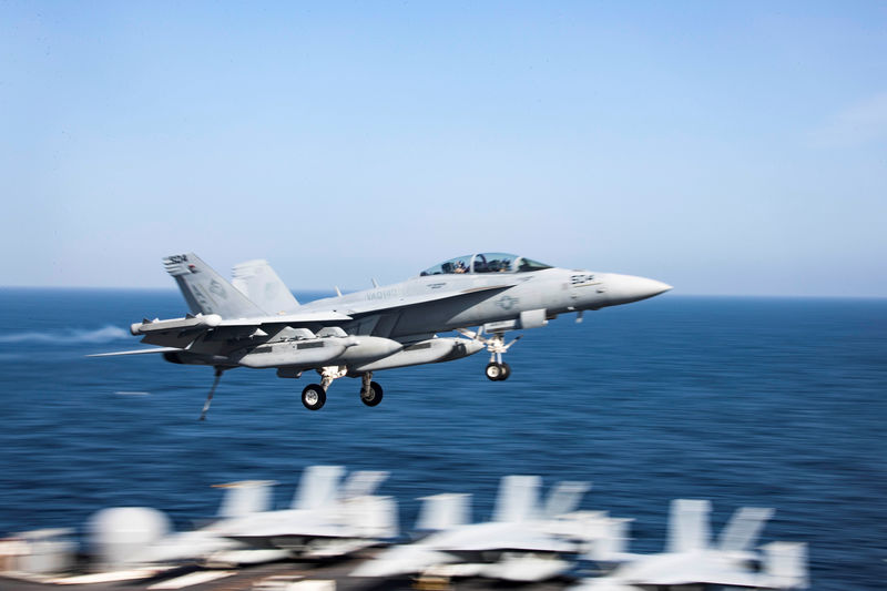 © Reuters. Foto de archivo de un F/A-18F Super Hornet volando sobre el portaaviones USS Abraham Lincoln en el Mar arábigo