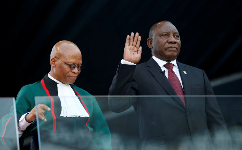 © Reuters. Cyril Ramaphosa jura como presidente de Sudáfrica, estadio Loftus Versfeld, Pretoria