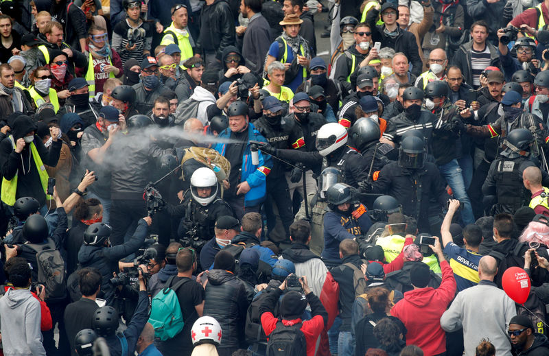 © Reuters. محتجو السترات الصفراء بفرنسا يشتبكون مع الشرطة وتراجع الإقبال