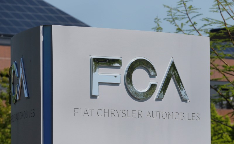 © Reuters. Foto de archivo. El logo de Fiat Chrysler Automobiles (FCA) en su sede de Auburn Hills, Michigan