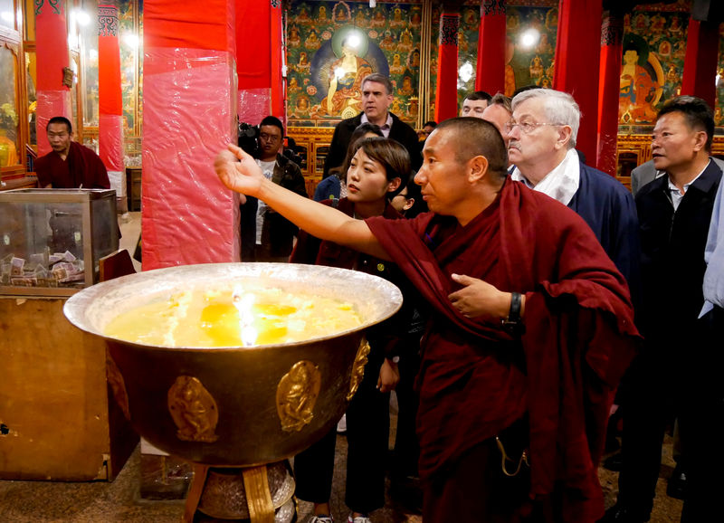 © Reuters. السفير الأمريكي يحث الصين على الحوار مع الدالاي لاما
