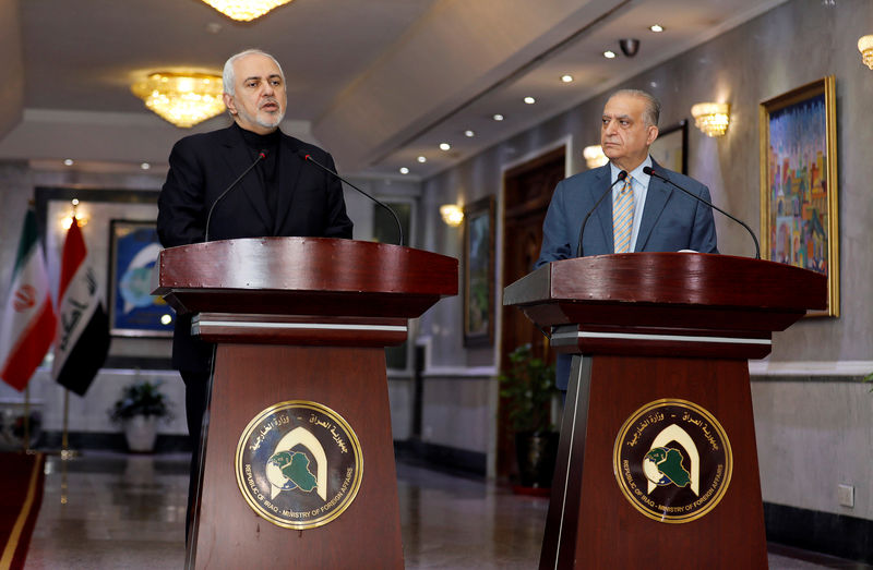 © Reuters. Iranian Foreign Minister, Mohammad Javad Zarif, speaks during a news conference with Iraqi Foreign Minister Mohamed Ali Alhakim in Baghdad