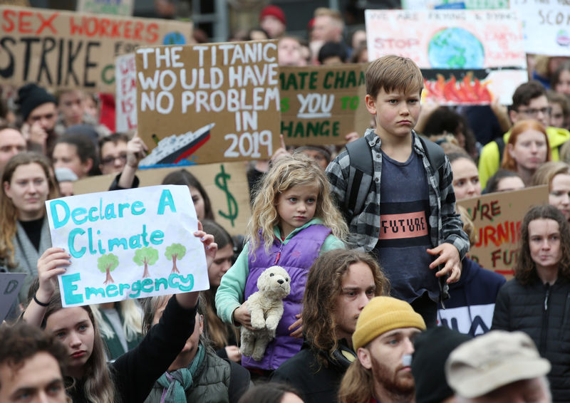 © Reuters. Manifestantes participan en "Climate Rally" en solidaridad con Global Climate Strike, en Melbourne