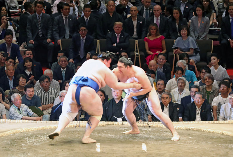 © Reuters. U.S. President Donald Trump, first lady Melania Trump, Japanese Prime Minister Shinzo Abe and wife Akie Abe watch the Summer Grand Sumo Tournament at Ryogoku Kokigikan Sumo Hall in Tokyo