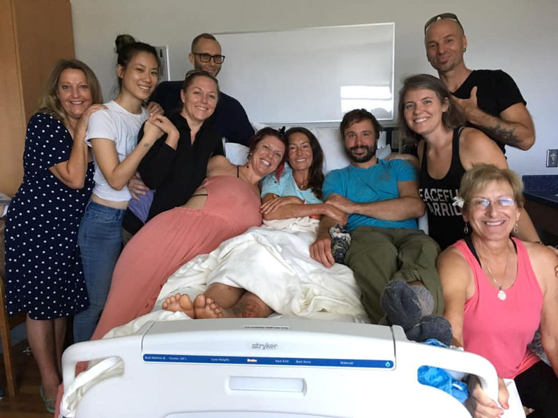© Reuters. Amanda Eller posa para una foto desde la cama de su hospital con sus compañeros en el Maui Memorial Medical Center en Hawái