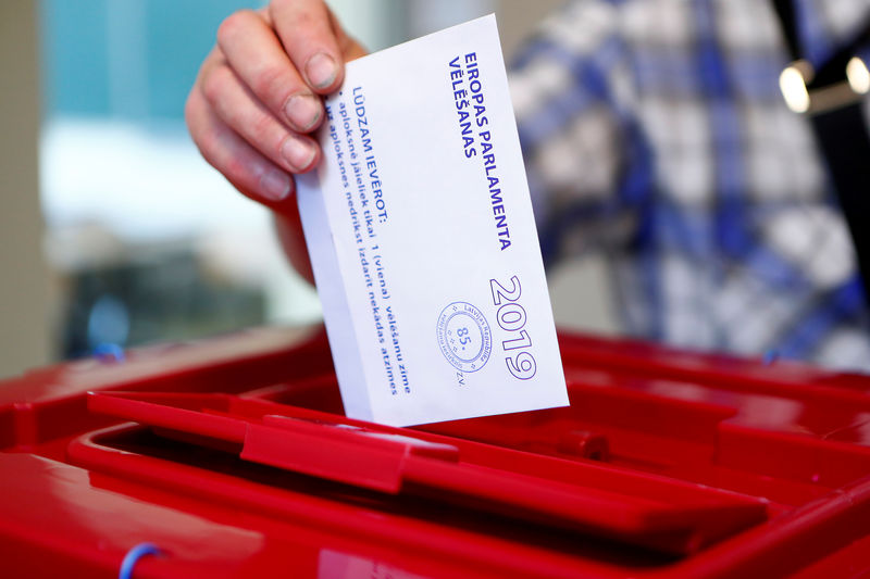 © Reuters. Un hombre emite su voto durante las elecciones al Parlamento Europeo en Riga, Letonia