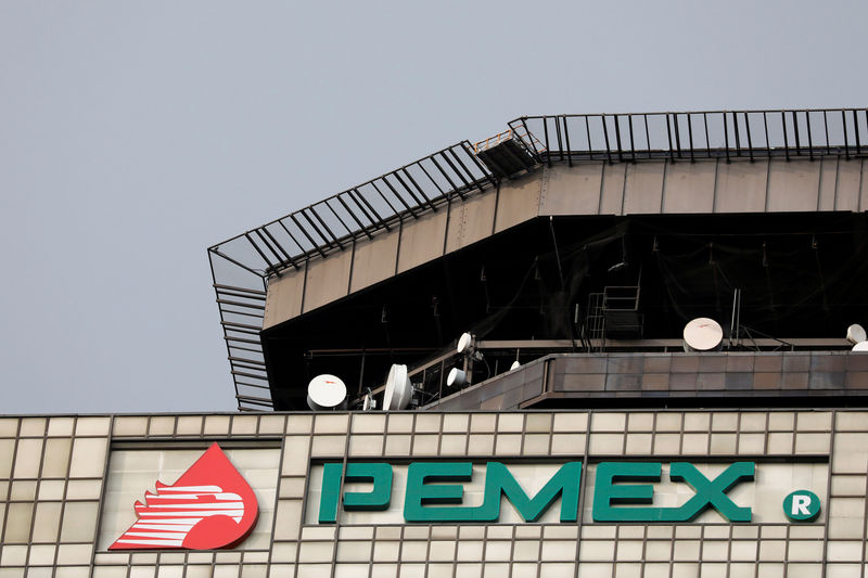 © Reuters. FILE PHOTO:  The Pemex logo is seen at its headquarters in Mexico City, Mexico
