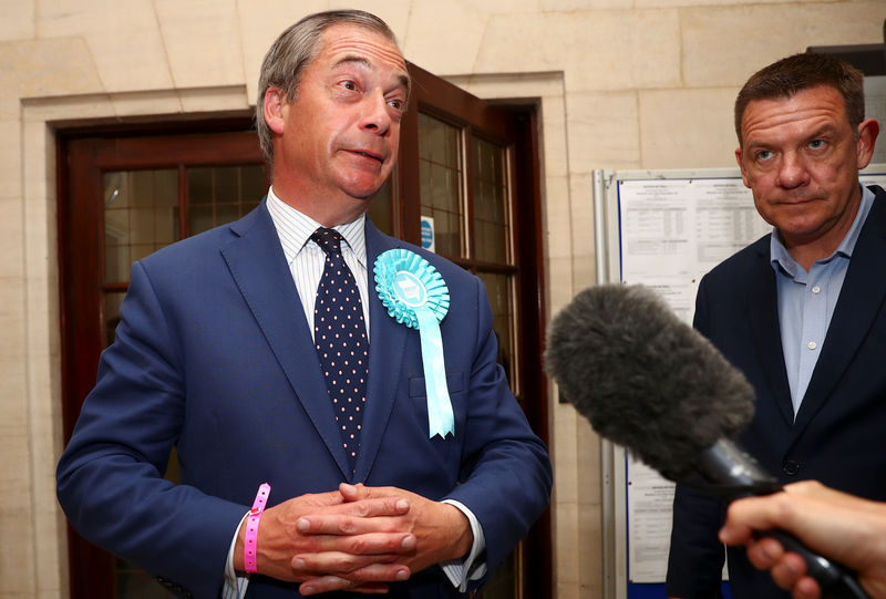 © Reuters. Brexit Party leader Nigel Farage speaks to the media outside the counting centre for the European Parliamentary election in Southampton