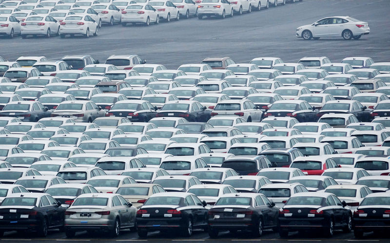 © Reuters. FILE PHOTO: Newly manufactured cars are seen at the automobile terminal in the port of Dalian