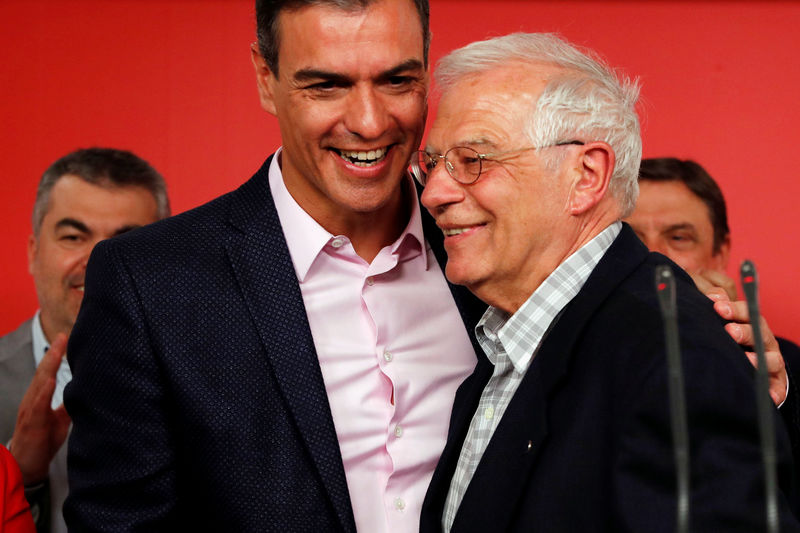 © Reuters. El candidato del Partido Socialista a las elecciones europeas, Josep Borrell, y el presidente Pedro Sánchez en Madrid