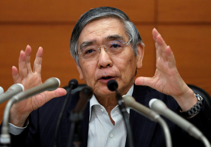 © Reuters. FILE PHOTO: BOJ Governor Kuroda speaks during a news conference at the BOJ headquarters in Tokyo