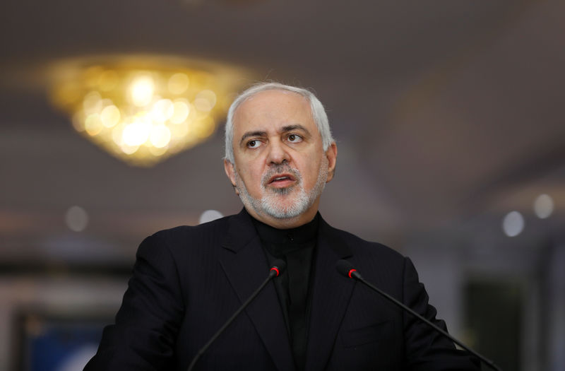 © Reuters. El ministro iraní de Relaciones Exteriores, Mohammad Javad Zarif, habla durante una conferencia de prensa con su par iraquí Mohamed Ali Alhakim en Bagdad