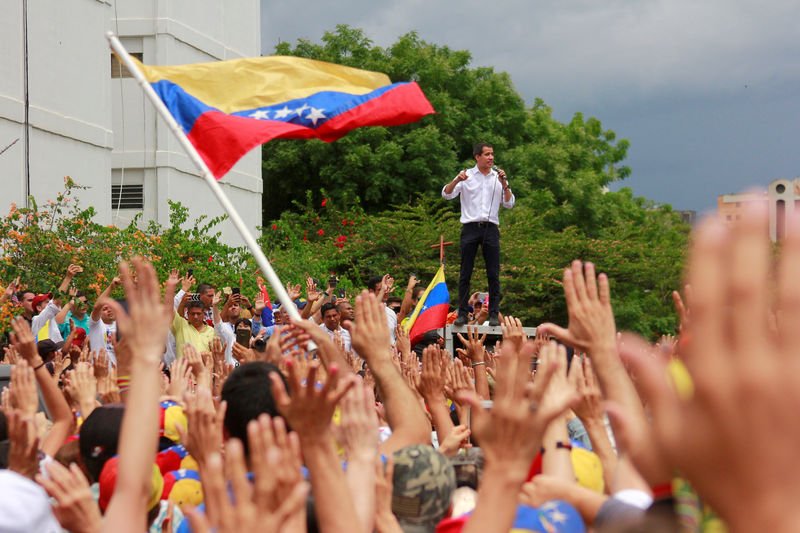 © Reuters. Líder opositor venezolano Juan Guaidó, reconocido por muchas naciones como el presidente legítimo, participa en un acto en Barquisimeto
