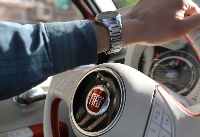 © Reuters. The logo of FIAT carmaker is seen on a steering wheel in Cairo