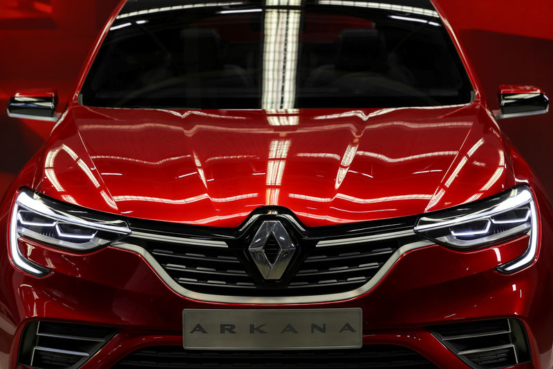 © Reuters. FILE PHOTO: A new Renault Arkana in a showroom at a Renault factory in Moscow
